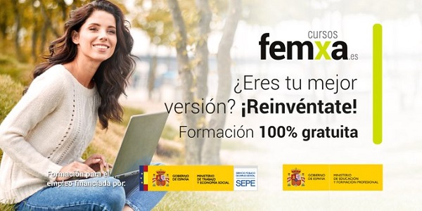 chica joven estudiando en el parque un curso gratuito de formación para el empleo