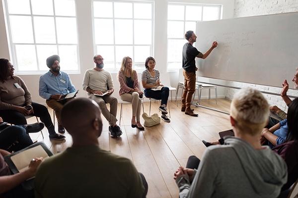 reunión de profesores planificando la programación