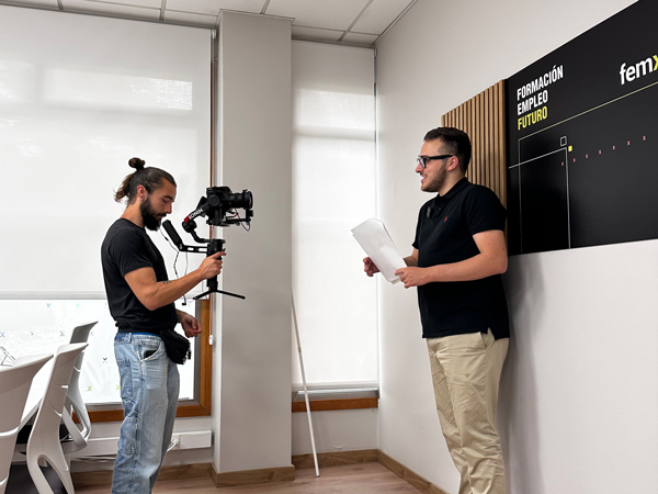 Raúl Gómez grabando un vídeo en las oficinas de femxa
