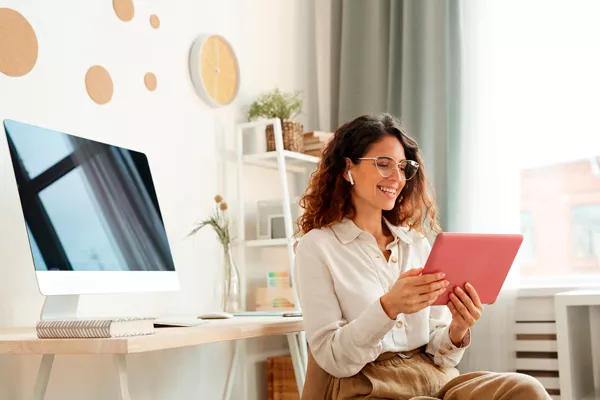 comunicadora en redes sociales trabajando en su despacho