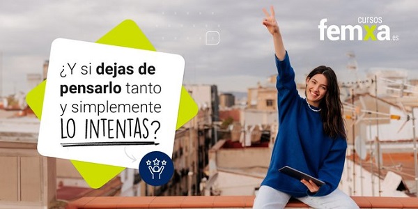 Chica joven sentada en una terraza con tejados detrás hace la señal de la victoria