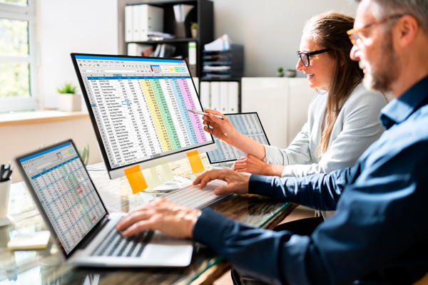 contables trabajando con el programa sage 50 para contabilidad
