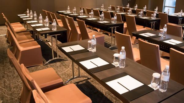 salon de eventos equipado para una clase presencial