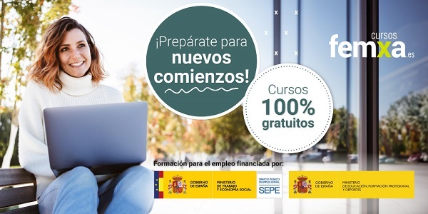 Chica rubia sentada en un banco del parque con un portátil solicitando cursos del SEPE