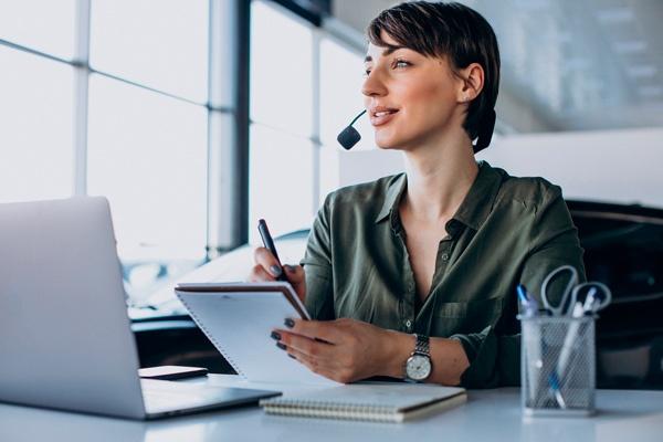 chica joven de pelo corto realizando trabajos administrativos básicos en una oficina