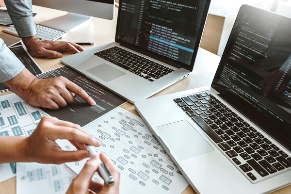 programadores web generando código