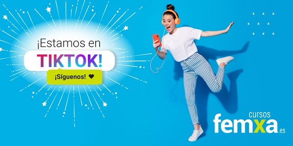 chica bailando con un vídeo de tik tok al lado de un cartel que invita a entrar en el perfil de tik tok de cursos femxa