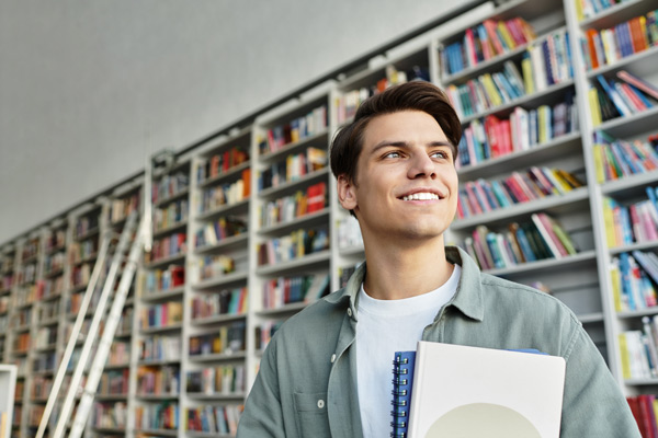 tipos de formación: estudiante en biblioteca
