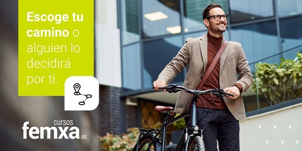 chico en bicicleta con americana en un cartel que apela a la superación persona y a escoger un buen camino de cursosfemxa.es