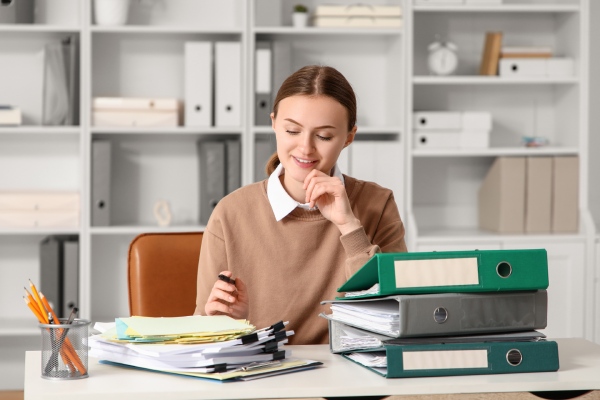 Chica joven trabajando como administrativa en una oficina
