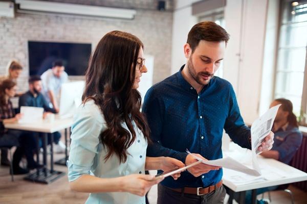 profesionales realizando tareas de tratamiento y grabación de datos