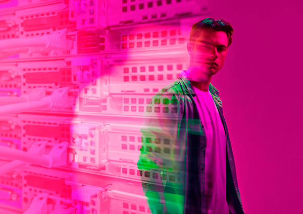 Grado superior en ASIR on XFP Formación Profesional fondo rosa y chico muy actual con camisa verde, imagen de xfp formación profesional