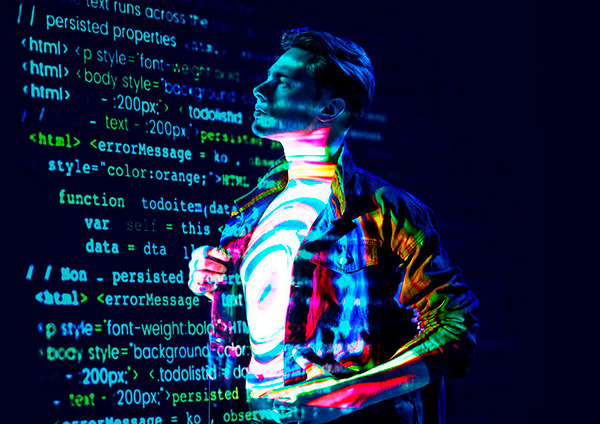 Imagen del grado superior DAW en XFP Formación Profesional Fondo negro, código html en colores y silueta de chico muy actual, imagen de xfp formación profesional