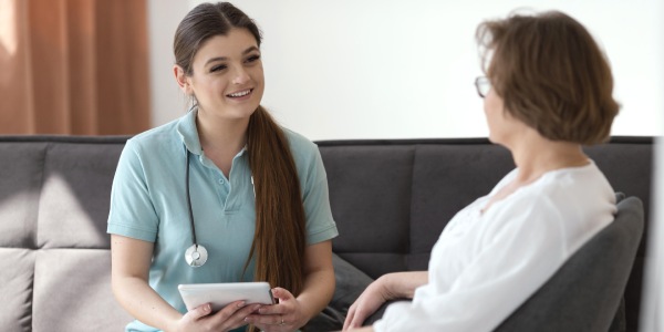 Médica informando a paciente mujer sobre los efectos secundarios del tratamiento