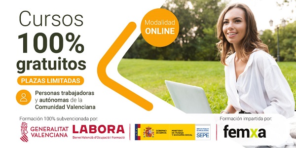 chica joven haciendo un curso online en su ordenador en un parque 