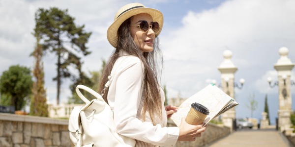 Turista con gafas y sombrero blanco para protegerse del sol 