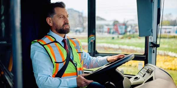 Trabajador de empresa conduciendo autobús 