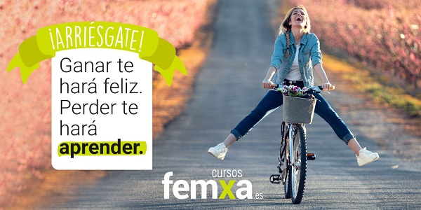 chica joven en vaqueros yendo en bicicleta con el sol por detrás, es parte del cartel que indica que ganar te hará feliz y perder te hará aprender