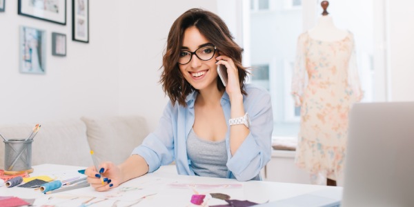 trabajadora joven en un despacho hablando por teléfono en una empresa de  de una empresa de economía social