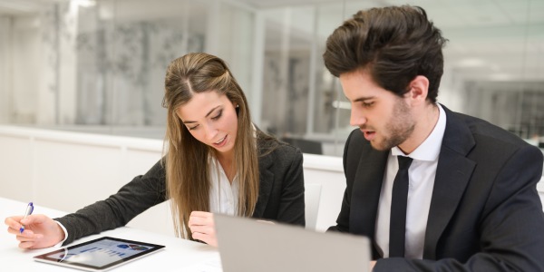 Empleados revisando informe de finanzas de la empresa