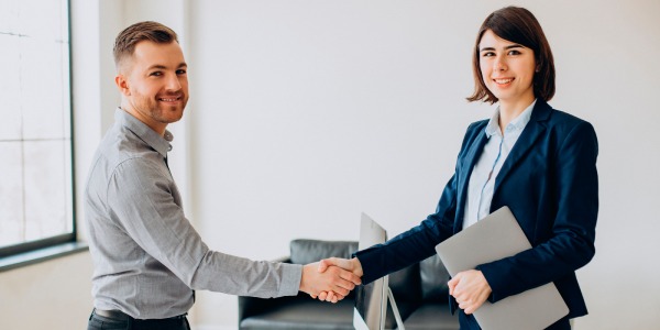 joven es seleccionado para cubrir vacante existente en una empresa