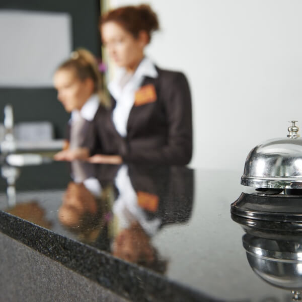 Recepción y atención al cliente en establecimientos de alojamiento - SERVEF