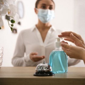 Transmisión de confianza y seguridad sanitaria: La recepción y atención al cliente -Corenetworks