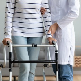 Curso gratuito de movilización de pacientes para técnicos de cuidados auxiliares de enfermería  - LABORA